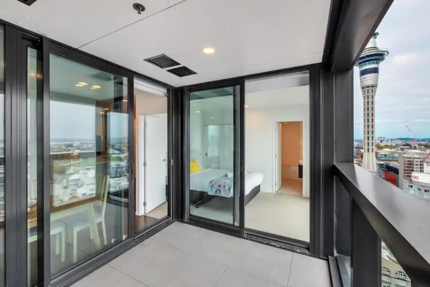 Top Floor Harbour View And Skytower View Apartment In Cbd Auckland Bagian luar foto